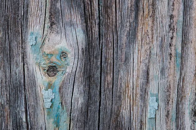 Fragmente der alten Farbe auf gebrochenem Holz