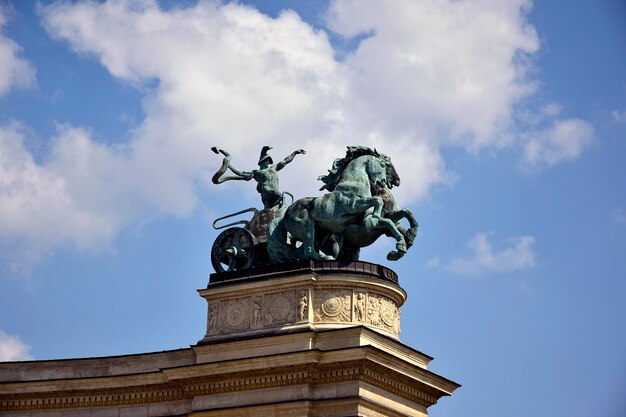 Foto fragmente von skulpturen der kolonnade des berühmten heldenplatzes in budapest