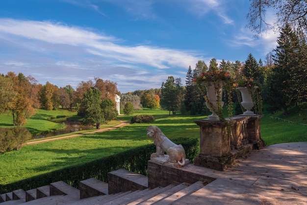 Fragmento de una antigua escalera italiana con un león de mármol en el parque Pavlovsk de San Petersburgo