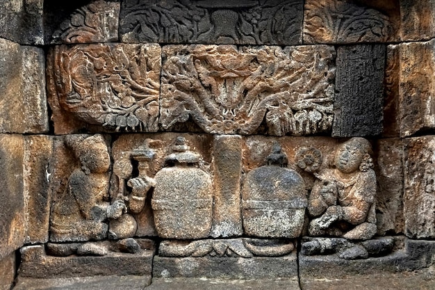 Fragmento de la antigua muralla con antiguos bajorrelieves del templo de Borobudur Indonesia isla de Java