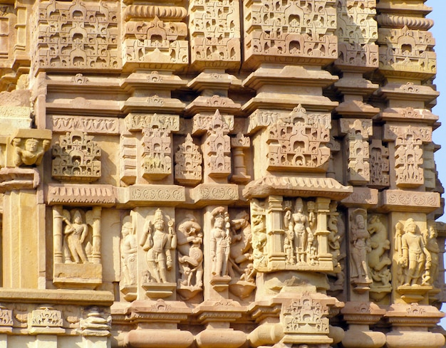 Fragmento del antiguo bajorrelieve en el famoso templo erótico en Khajuraho, India