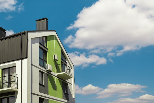 Fragmento de apartamento residencial moderno con edificios planos exteriores Detalle de nueva casa de lujo