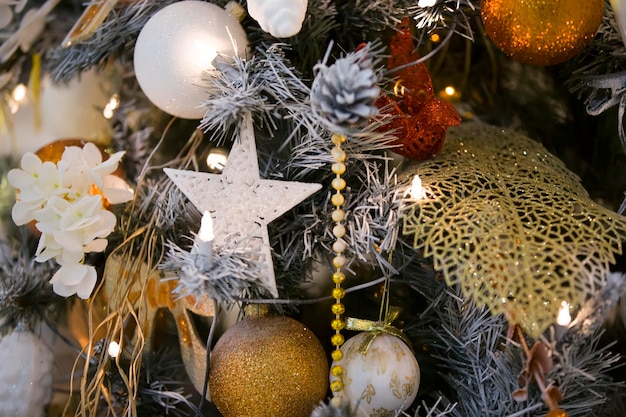 Fragmento de un árbol de Navidad con adornos de cerca