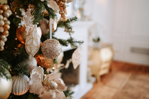 Un fragmento de un árbol de Navidad decorado en cálidos tonos dorados.