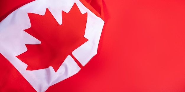 Fragmento de la bandera nacional de Canadá sobre fondo rojo en negrita Día de Canadá