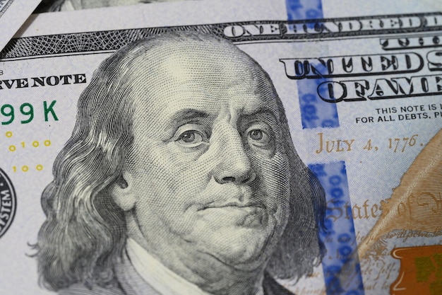 Fragmento de billete de cien dólares con un retrato de Benjamin Franklin