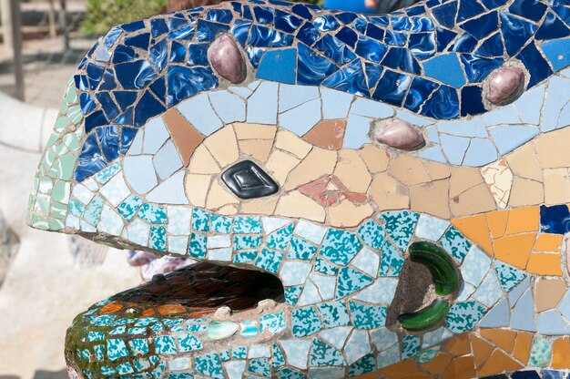 Fragmento de cabeza detallado de la famosa escultura de lagarto del Parque Güell de Barcelona