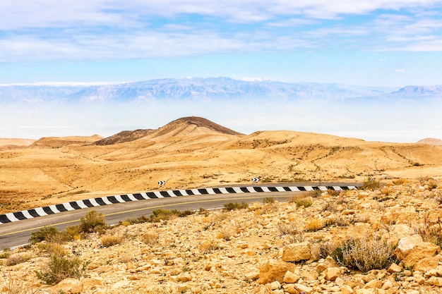 Fragmento de la carretera en el desierto de Negev