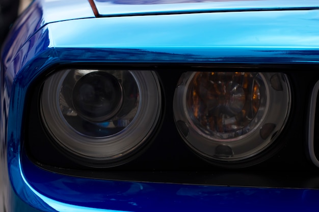 Fragmento de coche deportivo azul con faros closeup