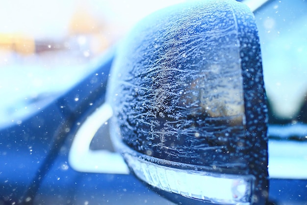 Fragmento de un coche en invierno en la ciudad de diciembre de fondo de escarcha