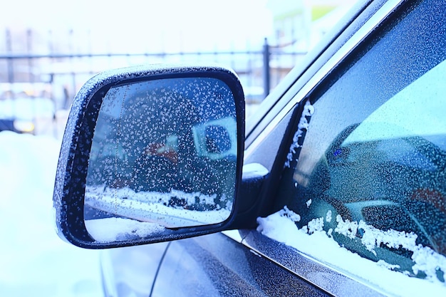 Fragmento de un coche en invierno en la ciudad de diciembre de fondo de escarcha