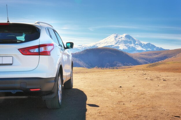 Foto fragmento de coche y la montaña elbrus