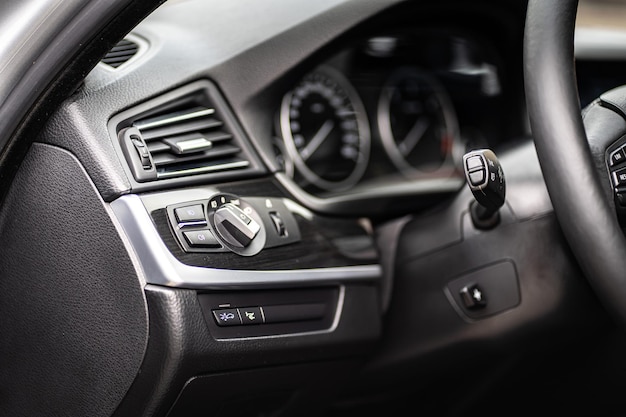 Fragmento del coche del salpicadero del panel de control. Cambio de marchas de transmisión automática en coche