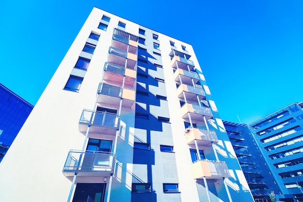 Fragmento del complejo de nuevos edificios residenciales de apartamentos con balcones.