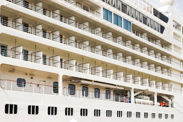 Fragmento de crucero, ventana, bote salvavidas, cubierta