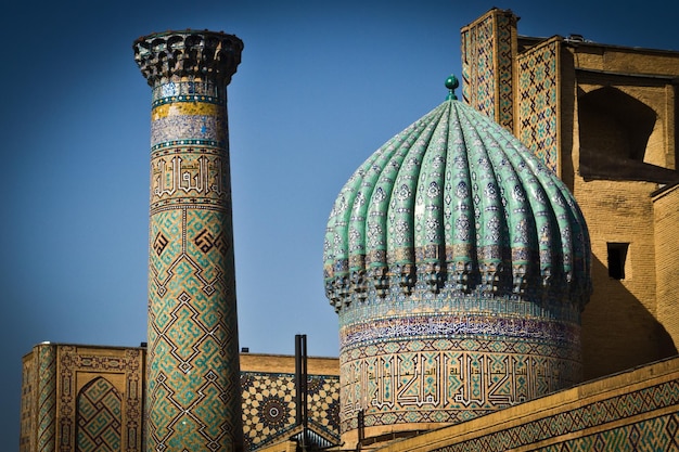 Fragmento da Mesquita da Praça Registan e do complexo Madrasah em Samarcanda, Uzbequistão