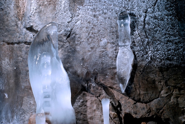 Fragmento da parede de uma caverna de calcário cárstico coberta por geadas e formações de gelo