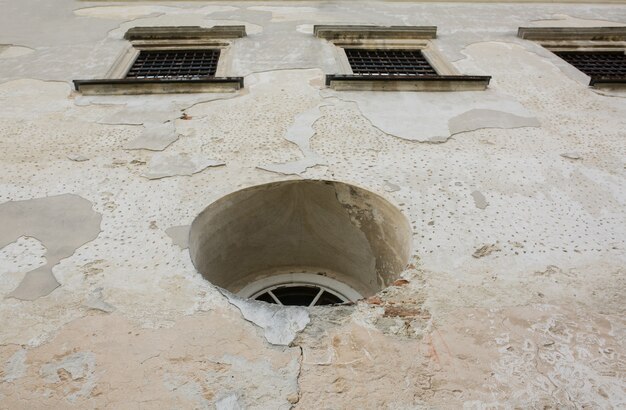 Fragmento da velha parede de gesso de um castelo com janelas