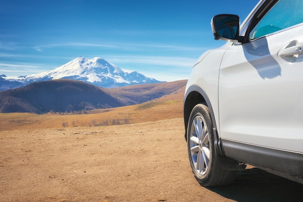 Foto fragmento de carro e a montanha elbrus