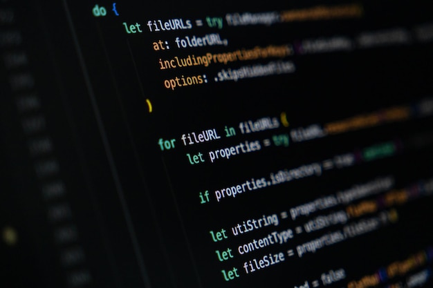 Fragmento de código Swift na tela mostrando a lógica de gerenciamento de arquivos com loops e extração de propriedades