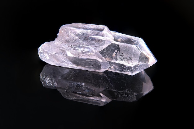 Fragmento de cristal de rocha Um mineral transparente com uma ponta afiada em forma de lápis