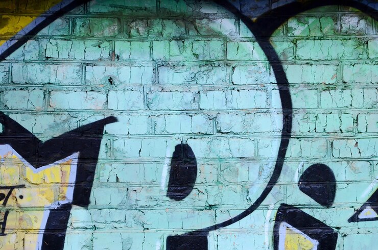 Foto fragmento de desenhos de graffiti a velha parede decorada com manchas de pintura no estilo da cultura da arte de rua textura de fundo colorida