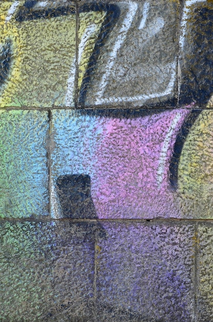 Foto fragmento de desenhos de graffiti a velha parede decorada com manchas de pintura no estilo da cultura da arte de rua textura de fundo multicolor