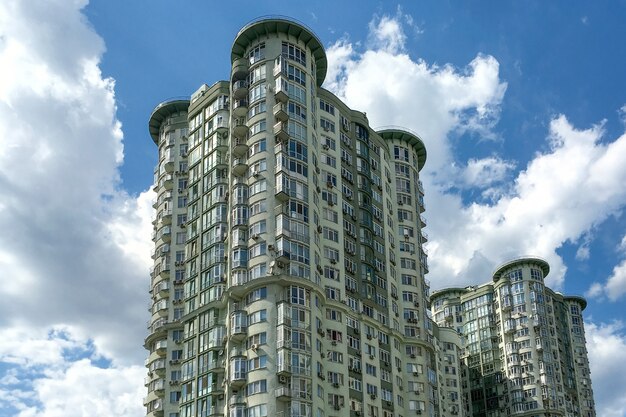 Fragmento de edifício residencial exterior moderno, alto, com muitas janelas.