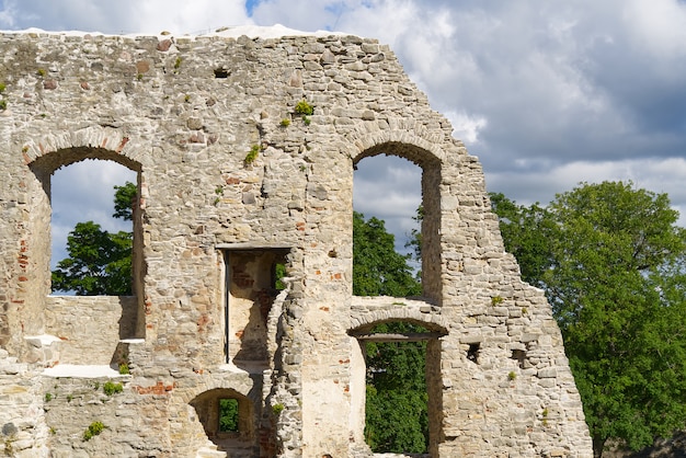 Fragmento de parede do castelo episcopal de haapsalu. castelo medieval do bispo, estônia.