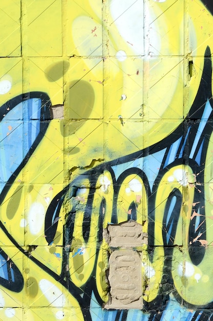 Fragmento de pinturas de graffiti de arte de rua coloridas com contornos e sombreamento de fundo de perto