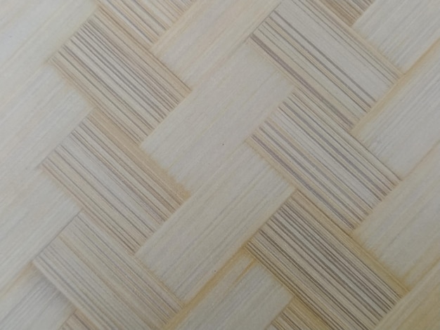 Fragmento de piso de parquet Padrão de parquet Entrelaçamento de elementos Superfície de bambu ou palha de madeira Tapete quente Closeup