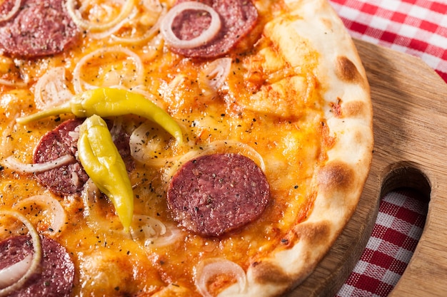 Fragmento de pizza com salame, close-up