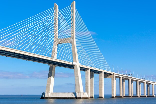 Fragmento de ponte moderna branco contra azul brilhante