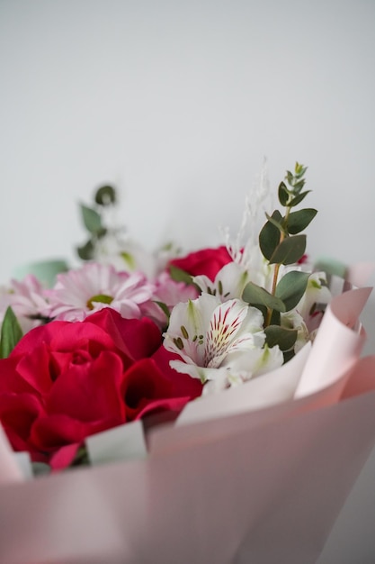 Foto fragmento de um buquê de rosas e alstromeria.