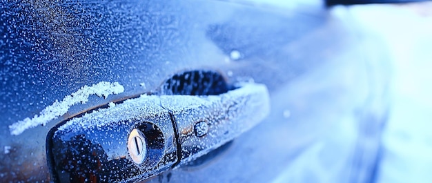 Fragmento de um carro no inverno na cidade de dezembro, congelada ao fundo