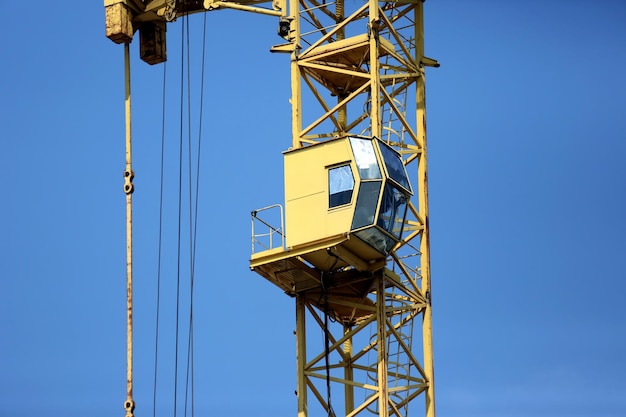 Fragmento de um guindaste de construção no fundo do céu