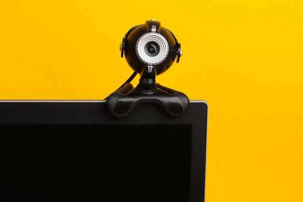 Foto fragmento de um monitor com uma câmera da web em um amarelo.