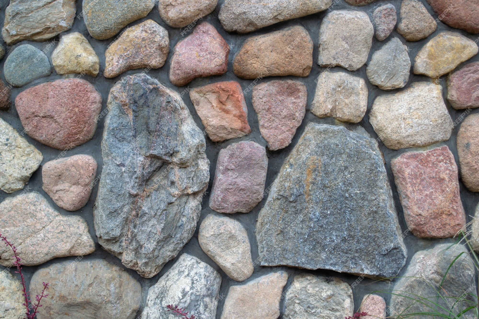 Pedra natural grande texturizada. fragmento de um muro de pedra