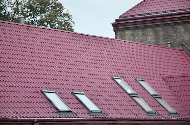 Fragmento de um telhado de metal do antigo edifício restaurado de vários andares em Lviv, Ucrânia