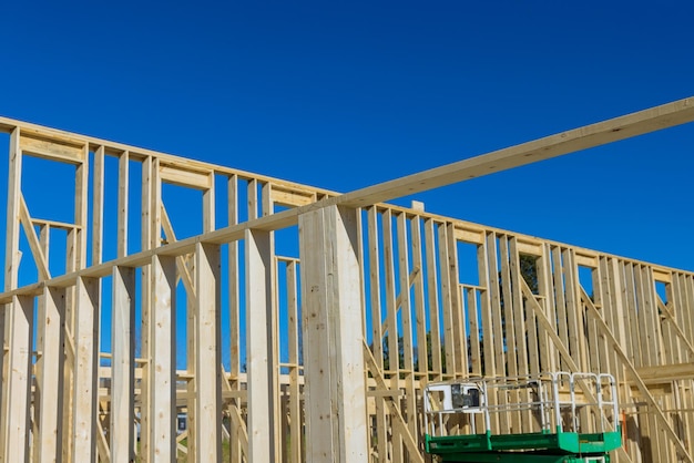 Foto fragmento de uma casa nova em construção estrutura de vigas de estrutura de madeira