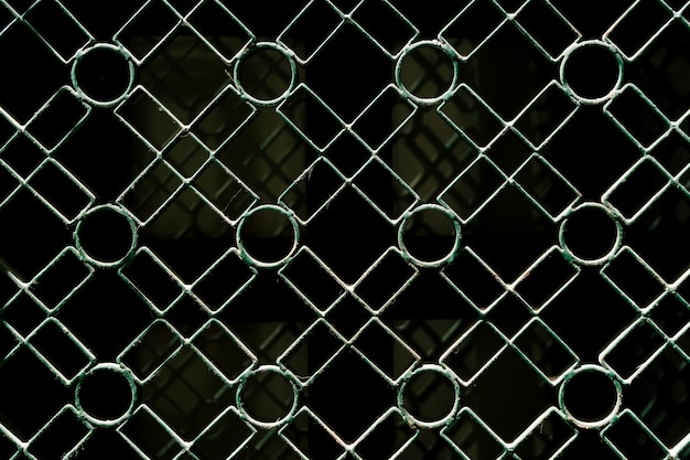 Fragmento de uma cerca de metal forjada feita de formas geométricas closeup