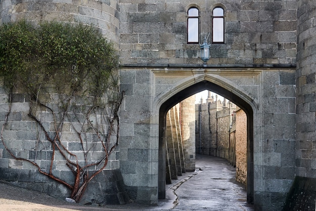 Fragmento de uma parede com arco e torre do palácio do século 19 no Conde Vorontsov em Alupka, Crimeia