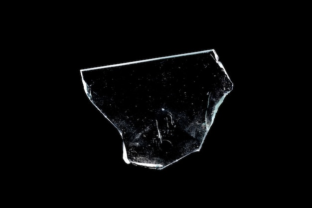 Foto fragmento de vidro isolado em um fundo preto. janela quebrada. foto de alta qualidade