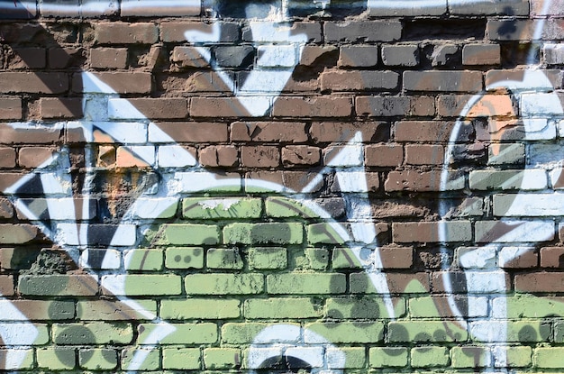 Fragmento de dibujos de graffiti El antiguo muro decorado con manchas de pintura al estilo de la cultura del arte callejero Textura de fondo coloreada en tonos cálidos