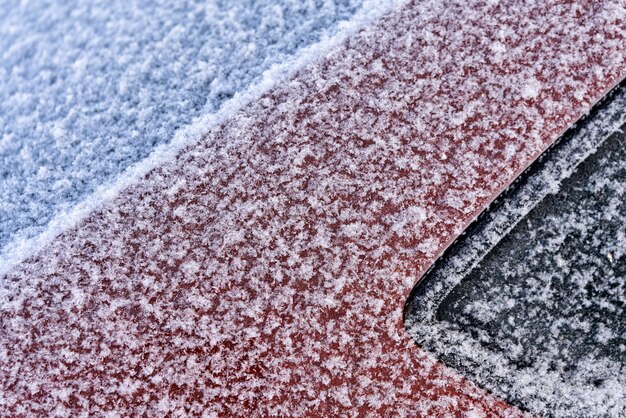 Foto fragmento do carro coberto com neve