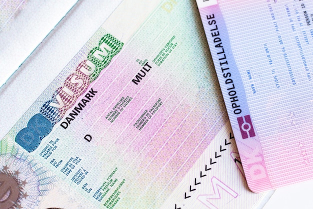 Fragmento do visto multi-entrada Schengen na Dinamarca no passaporte fechado