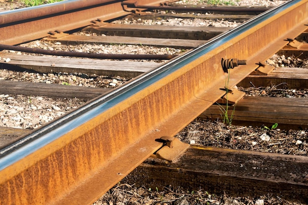 Foto fragmento dos trilhos da ferrovia, close-up.