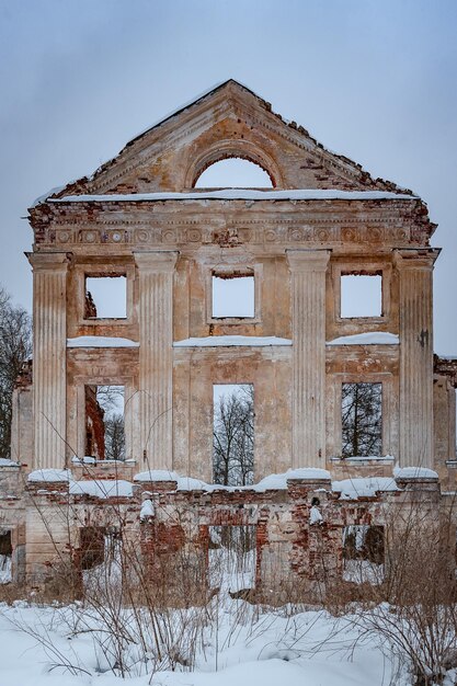 Fragmento de un edificio abandonado Frontón Ruinas de la mansión Vecmoku Letonia