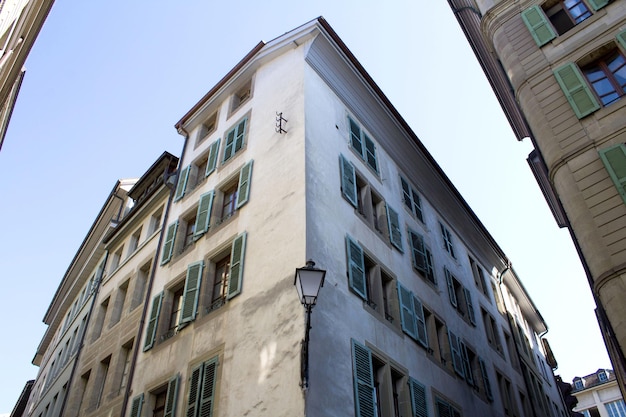 Fragmento de un edificio antiguo contra el cielo azulCloseupGinebraSuiza