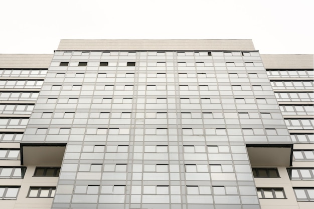 Fragmento de un edificio con fachada de vidrio